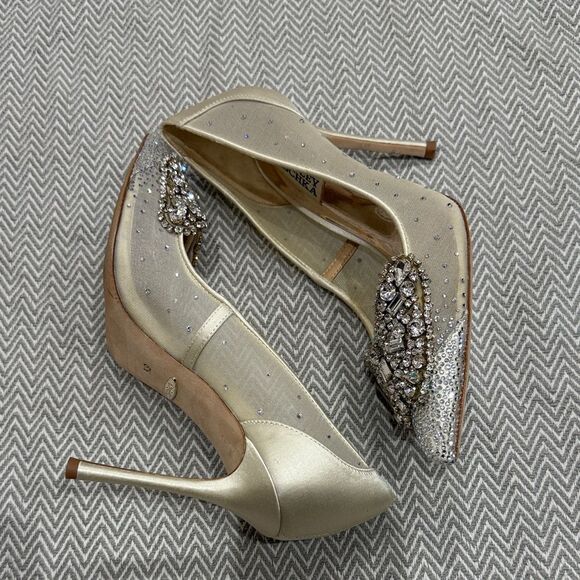 Badgley Mischka Quintana Crystal Embellished Pointed Pump Ivory Satin Size 6.5 - Picture 3 of 7